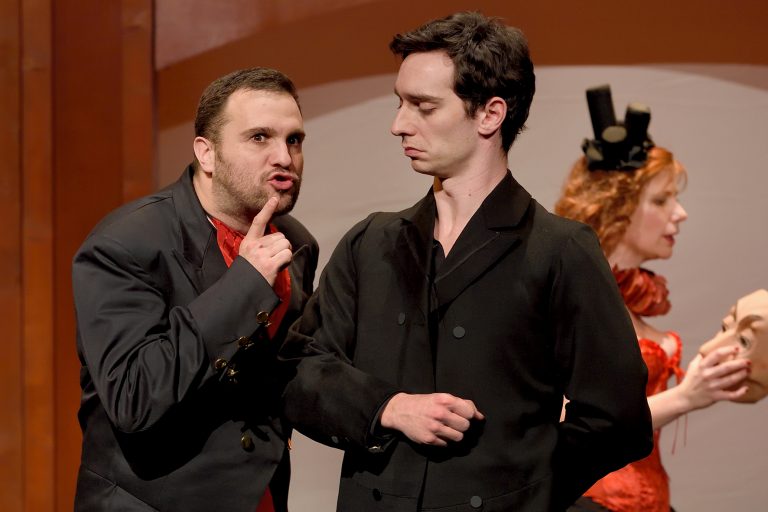 Image de la représentation "Le Magasin des Suicides" sur laquelle deux acteurs sont entrain de discuter - une création de la compangie Nandi