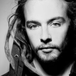 Image en noir et blanc de Benoit Gruel, comédien chez la compagnie de théâtre Nandi