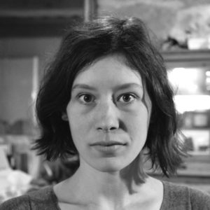 Image en noir et blanc de Pauline Hercule, comédienne chez la compagnie de théâtre Nandi