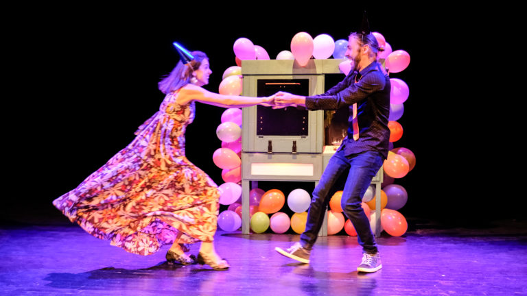 Image de la représentation "Porc Epic" sur laquelle deux acteurs sont entrain de danser ensemble - une création de la compagnie Nandi