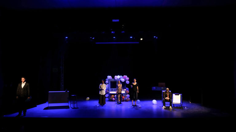 Image de la représentation "Porc Epic" sur laquelle les acteurs sont présents sur la scène et sont vu de loin - une création de la compagnie Nandi