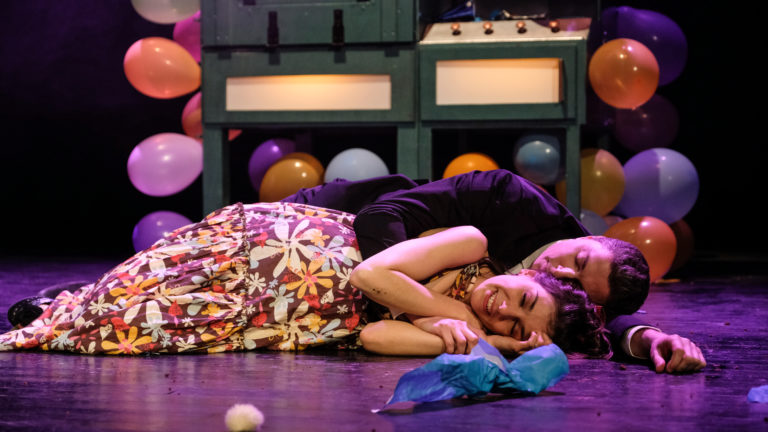 Image de la représentation "Porc Epic" sur laquelle sont présents deux acteurs allongés sur le sol - une création de la compagnie Nandi