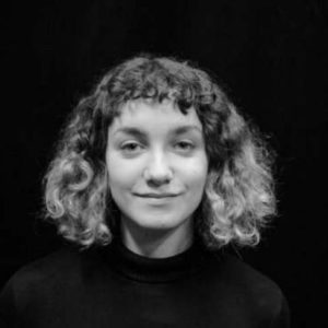 Image en noir et blanc de Andréa Warzee, scénographe chez la compagnie de théâtre Nandi