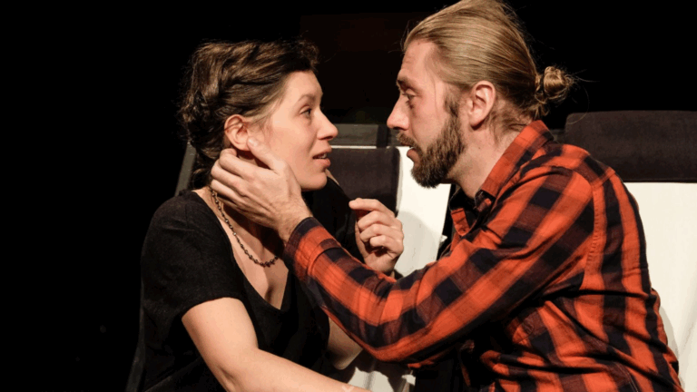 Scène centrée sur deux personnages de la présentation 'Le Magasin des Suicides" par la compagnie de théâtre Cie Nandi sur Lyon