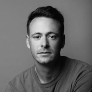 Image en noir et blanc d'Anthony Candellier, comédien chez la compagnie de théâtre Nandi sur Lyon