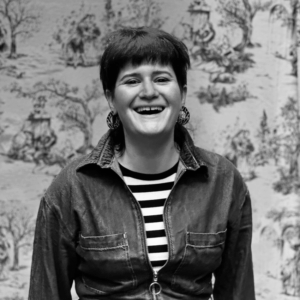 Image en noir et blanc de Mathilde Cribier, comédienne chez la compagnie de théâtre Nandi sur Lyon