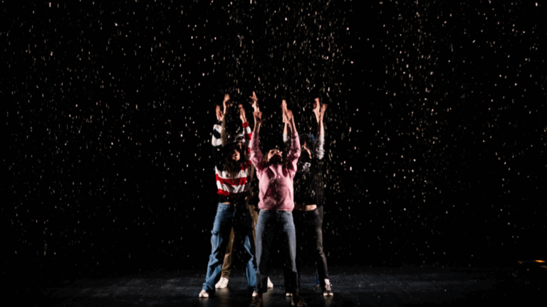 Scène de groupe de la pièce "Michelle doit-on t'en vouloir d'avoir fait un selfie à Auschwitz ?" par la Cie Nandi Lyon – représentation sur scène avec les acteurs principaux