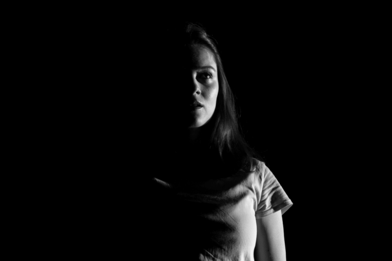 Image en noir et blanc de la représentation "Michelle doit-on t'en vouloir d'avoir fait un selfie à Auschwitz ?" sur laquelle l'actrice principale Michelle est représenté - une création de la compagnie Nandi sur Lyon