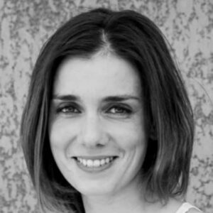 Photo en noir et blanc de Amandine Barbier, comédienne chez la compagnie de théâtre Nandi sur Lyon