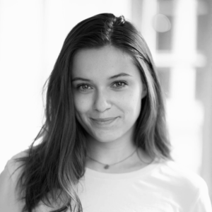 Image en noir et blanc de Mathilde Cerf, comédienne chez la compagnie de théâtre Nandi sur Lyon
