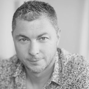 Photo en noir et blanc de Franck Regnier, metteur en scène, directeur artistique et comédien de la compagnie de théâtre Nandi sur Lyon