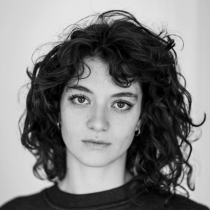 Image en noir et blanc de Guillemette Crémèse, comédienne chez la compagnie de théâtre Nandi sur Lyon