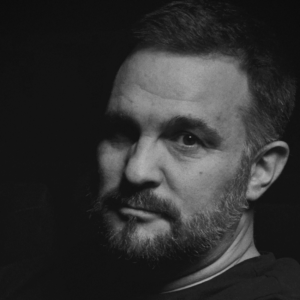 Image en noir et blanc de Cédric Saulnier, comédien chez la compagnie de théâtre Nandi sur Lyon
