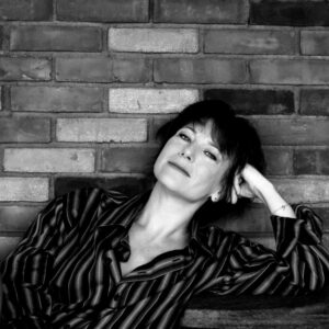Image en noir et blanc de Elise Dano, comédienne chez la compagnie de théâtre Nandi sur Lyon