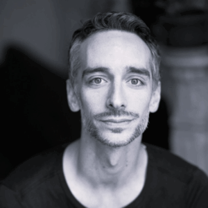 Image en noir et blanc de Matthieu Birken, comédien chez la compagnie de théâtre Nandi sur Lyon