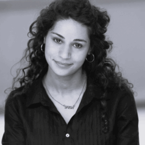 Image en noit et blanc de Sabrine Ben Njima, comédienne chez la compagnie de théâtre Nandi sur Lyon