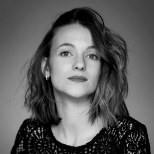 Image en noir et blanc de Julia Budira, comédienne chez la compagnie de théâtre Nandi sur Lyon