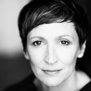 Image en noir et blanc de Sandra Vandroux, comédienne chez la compagnie de théâtre Nandi sur Lyon
